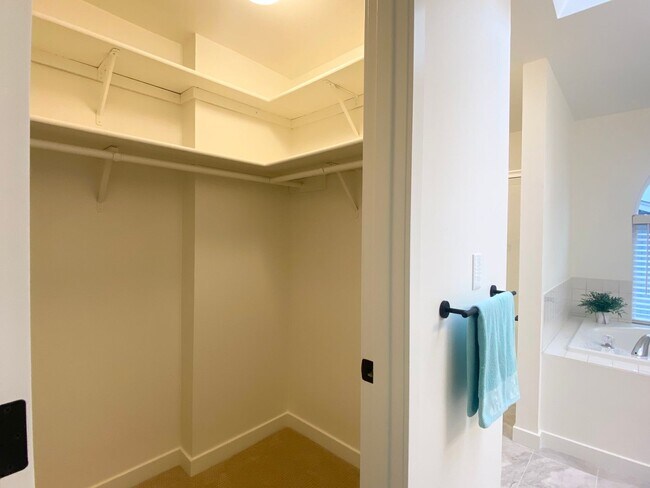 Building Photo - FULLY UPDATED Auburn home near Thomas Jefferson HS