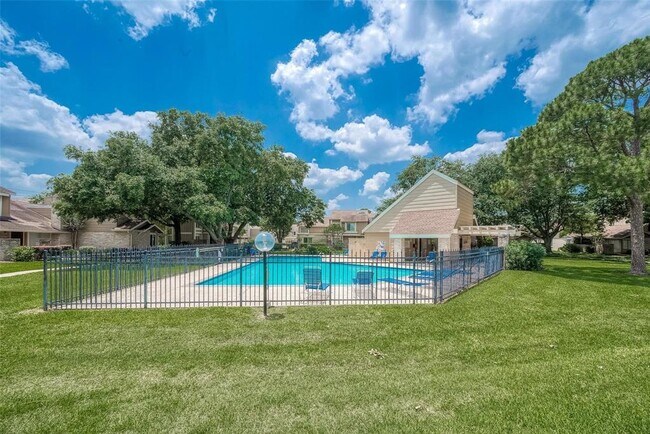 Building Photo - 2383 Crescent Park Dr