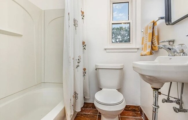 Building Photo - 3-Bedroom Home with Large Backyard For Rent!