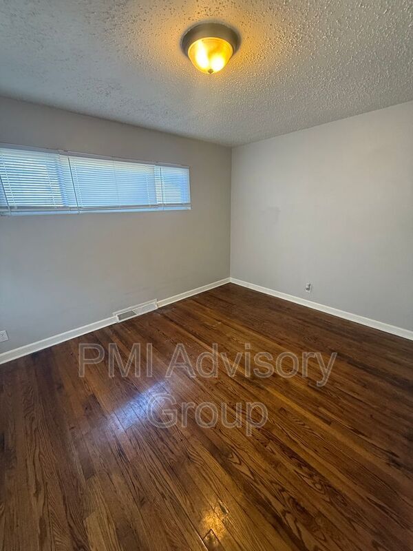 Building Photo - 1805 SW Clearview Cir