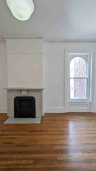 Building Photo - 346 S Rose St