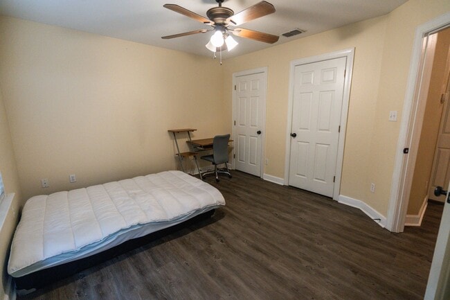 Building Photo - Super cute 3 Bedroom/3Bathroom Townhome in...