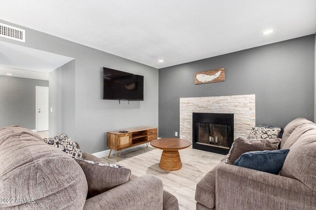 Building Photo - 1502 E Topeka Dr