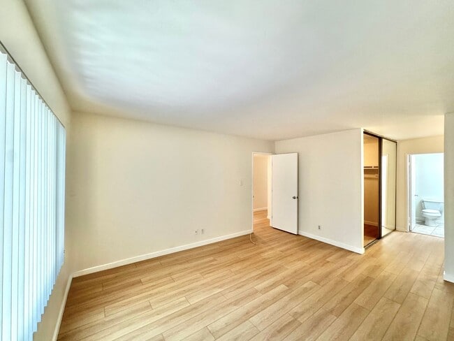 Building Photo - AVAILABLE NOW: BIG College Area Townhome 4bd/2.5ba HUGE garage, AC, pool, W/D