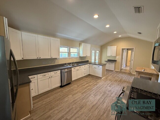 Building Photo - Nice 5 bedroom , 3 bath home located in Mobile.  All approved applications are subject to an 18-m...