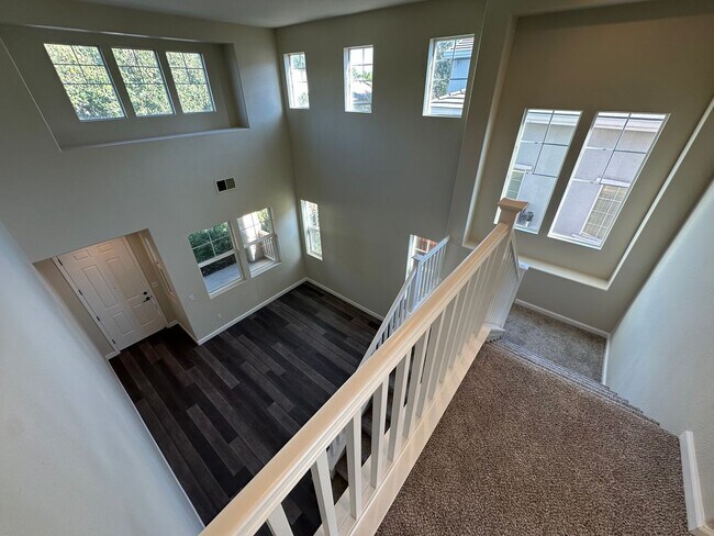 Building Photo - Beautiful 4 Bedroom, 2.5 Bath Tracy Home /...