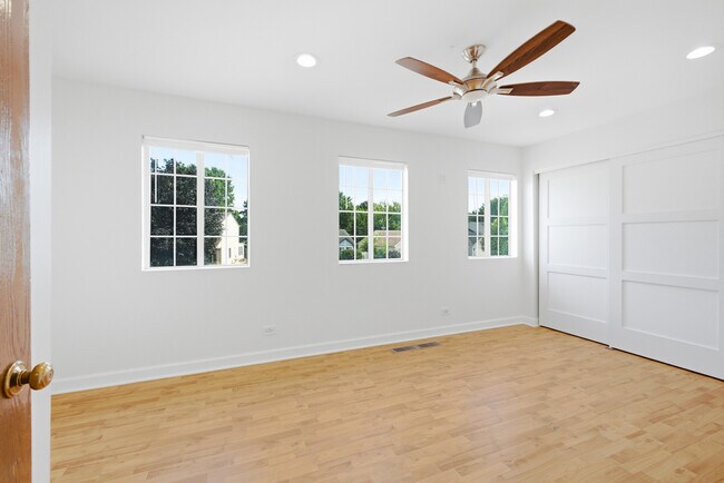 Building Photo - 1320 Burns Dr