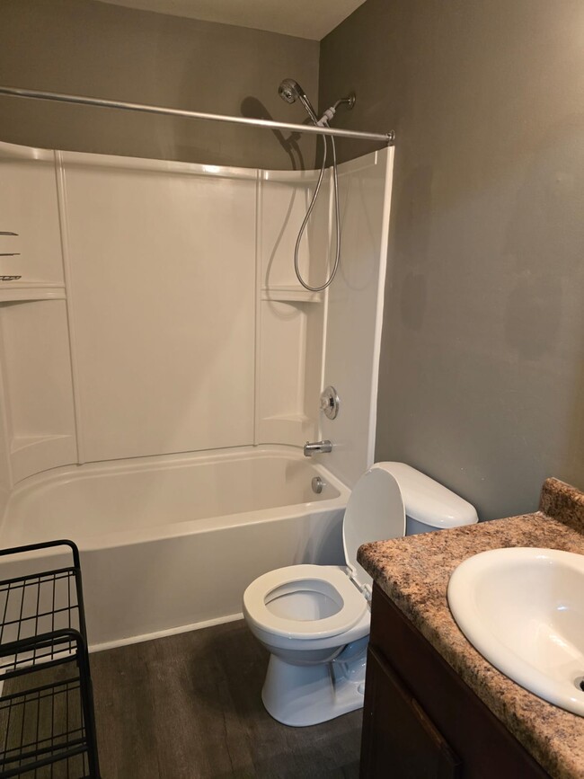 2nd floor guest bath - 5903 Fazenda Dr