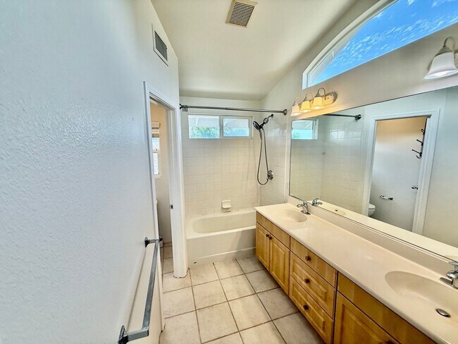 Building Photo - Available Now! Ocean Pointe – 3 Bedroom / ...