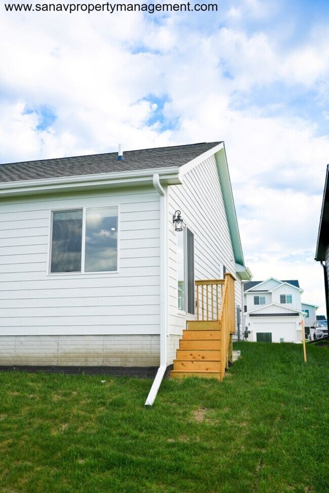 Building Photo - "Modern Comfort Meets Convenience: Your Ideal Home in Waukee"