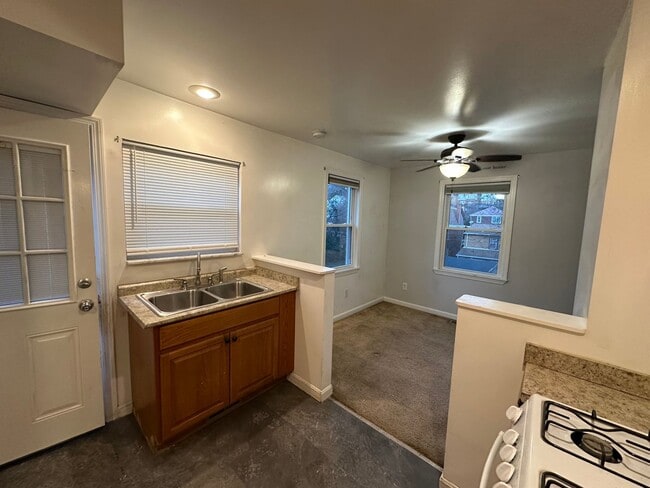 Building Photo - 3013 Glendale Ave