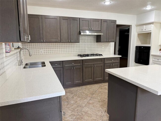 Building Photo - 702 Omega Cir