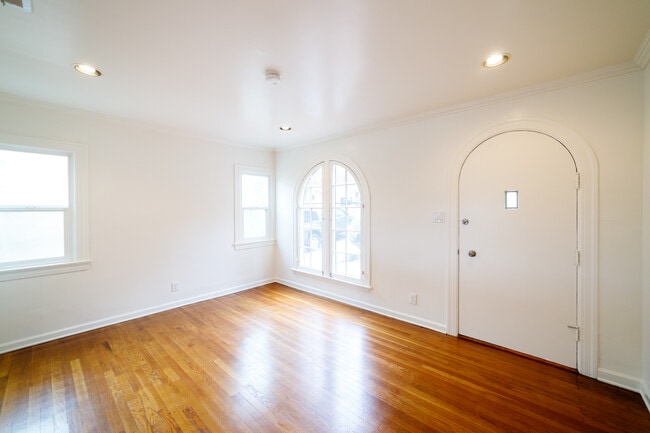 Building Photo - 3318 Madera Ave