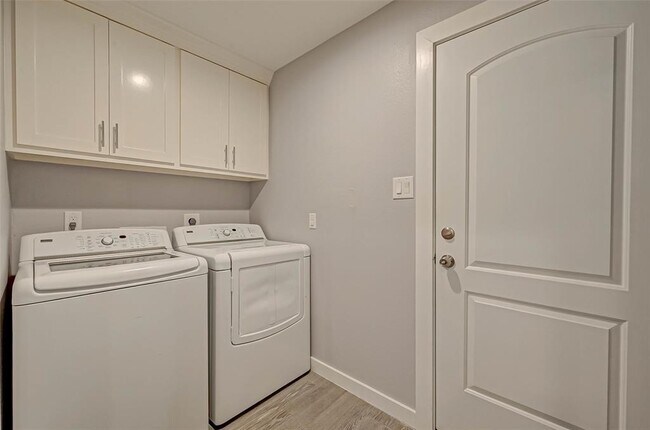 Building Photo - 5806 Cartagena St