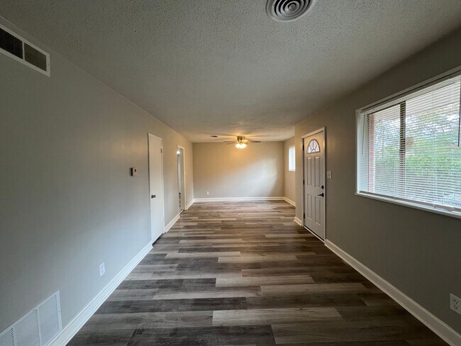 Building Photo - 3608 Willow Ln Dr