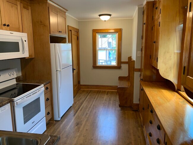 Updated kitchen, new appliances - 4021 23rd Ave S