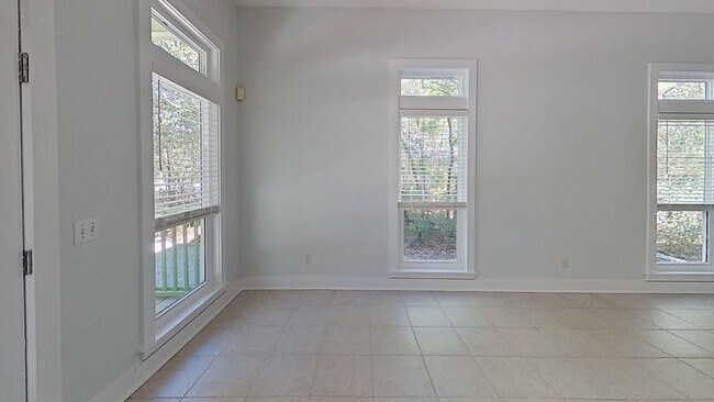 Building Photo - 3 Bdrm Home with 3rd floor loft in Pt Washington