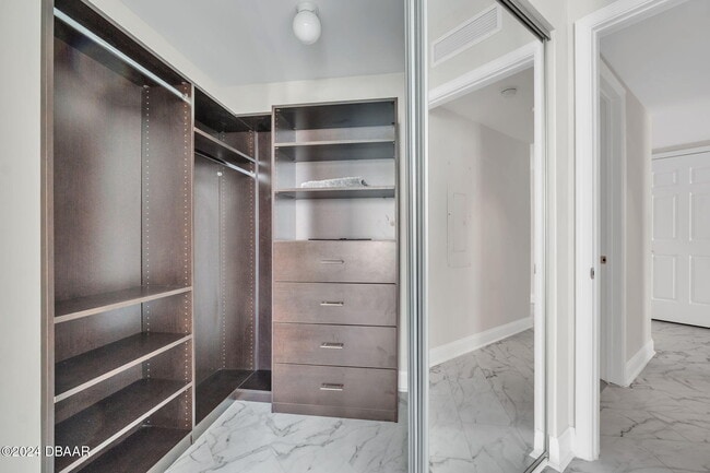 Building Photo - 231 Riverside Dr