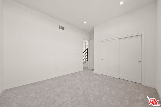Building Photo - 1204 N Orange Grove Ave