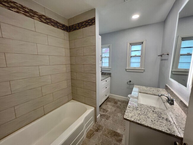 Building Photo - 819 San Antonio Ave