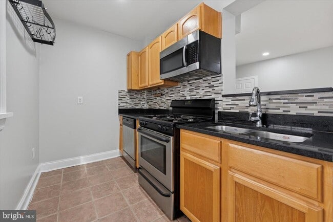 Building Photo - 1020 S Bouvier St