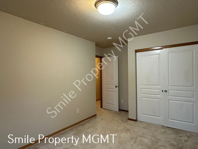 Building Photo - Lovely house with 4 bedrooms and 2.5 bathroom.