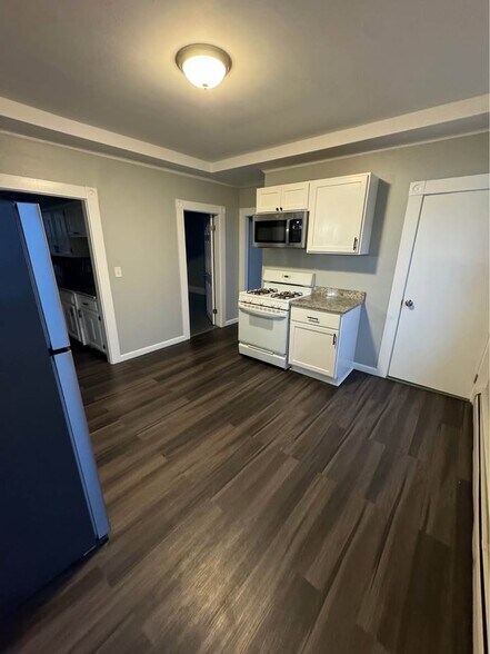 Building Photo - 98 Broadway