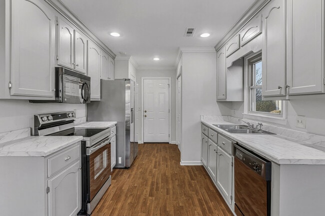 Building Photo - 127 Hollington Dr NE
