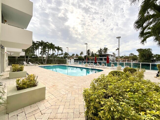 Building Photo - 9800 W Bay Harbor Dr