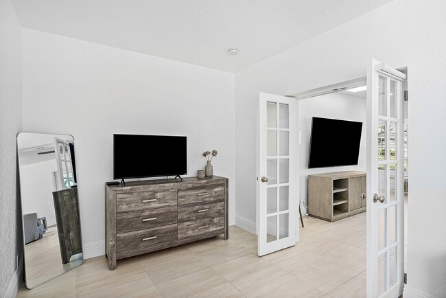 Building Photo - 124 Oregon Ln