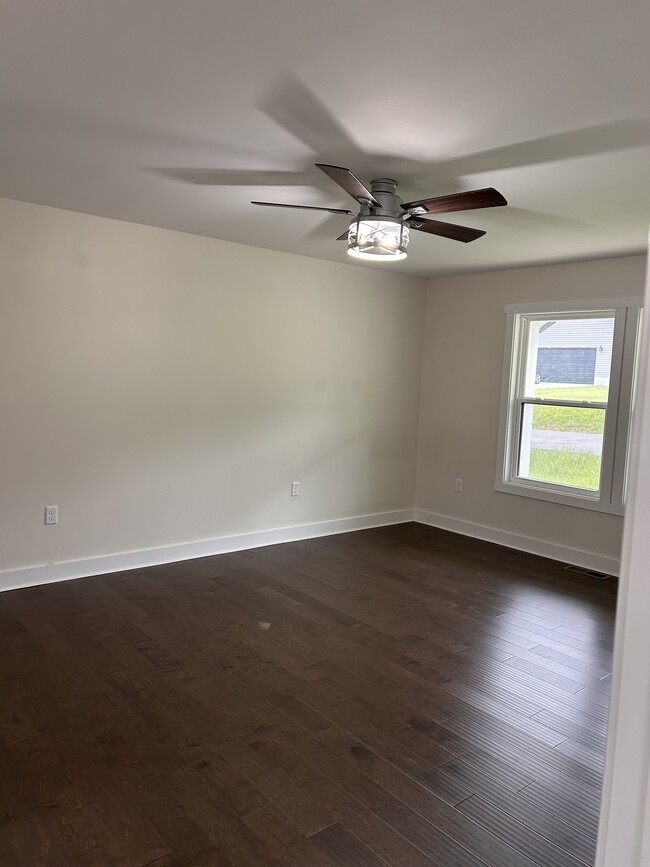 Building Photo - 216 Linwood Dr