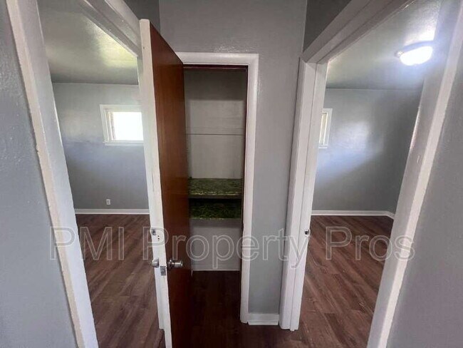 Building Photo - 5650 N 61st St