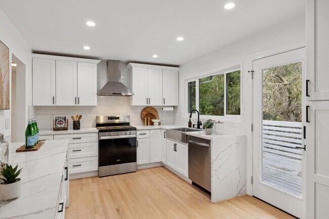 Building Photo - Updated Woodland Estates Home