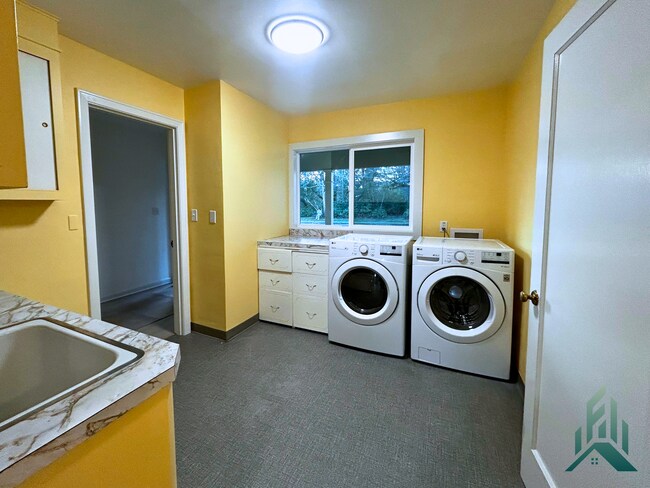 Building Photo - 1005 NW 30th St