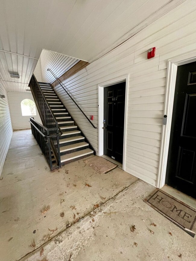 Building Photo - Newly Renovated 3 Bedroom Condo at a GREAT Price!