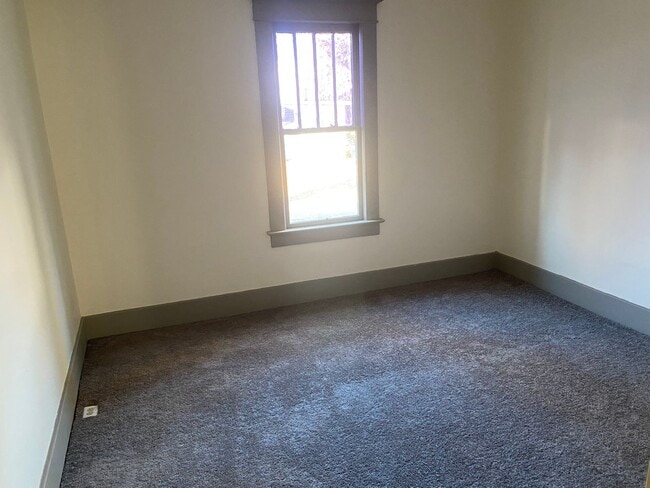 Building Photo - 606 W Cherry St