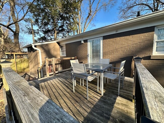 Building Photo - Beautiful House in Picadome! Off-Street Parking, W/D, Breakfast Bar, Deck, Fenced Backyard!