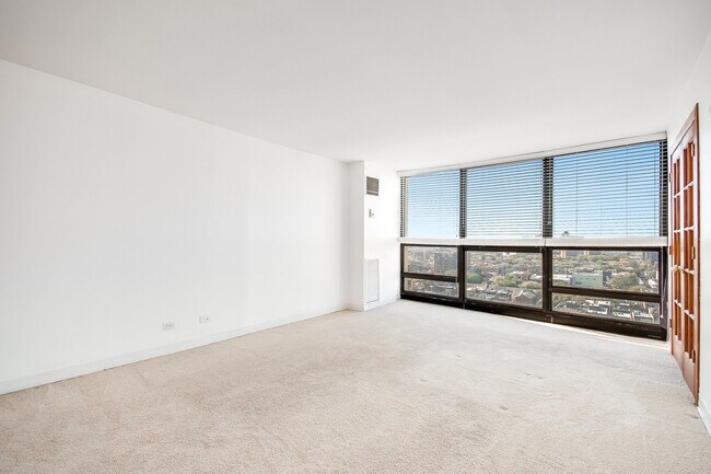 Building Photo - 1540 N La Salle Dr