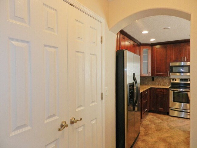 Building Photo - Quality Townhome In Convenient Location!
