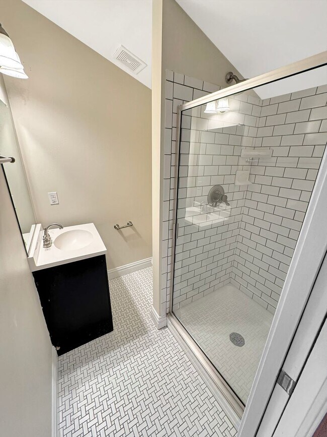 Building Photo - 5 Bedroom Home in VCU Area - Move in Speci...