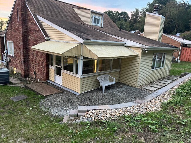 Building Photo - 1938 Glencrest Dr