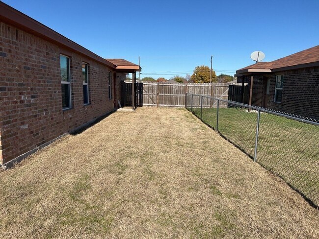 Building Photo - 1500 Justin Lp