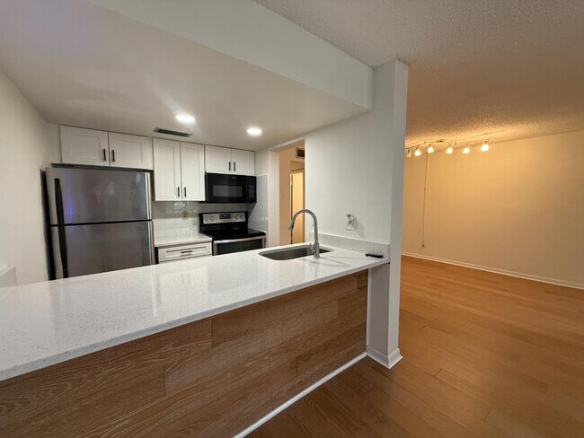 Building Photo - 2525 W Bay Dr