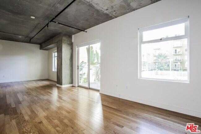 Building Photo - 645 W 9th St