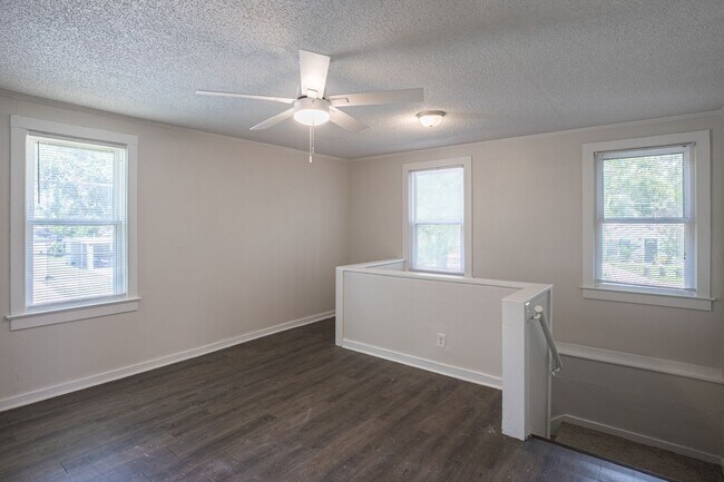 Building Photo - Spacious 3 bedroom, 1 Bathroom Upper Level Duplex Apartment