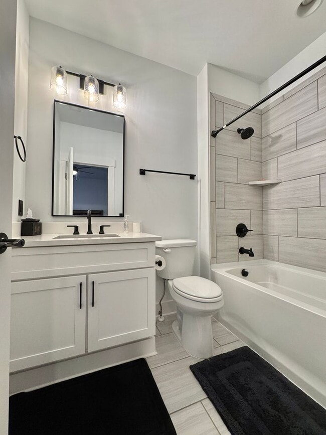 Building Photo - 2 Bed, 2.5 Bath Townhome with 2 Reserved Parking Spots