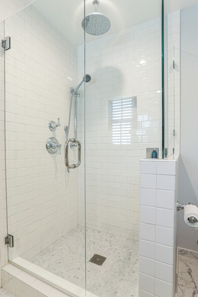 En Suite Bathroom in Guest Bedroom #3 (Primary) - 4155 Edenhurst Ave