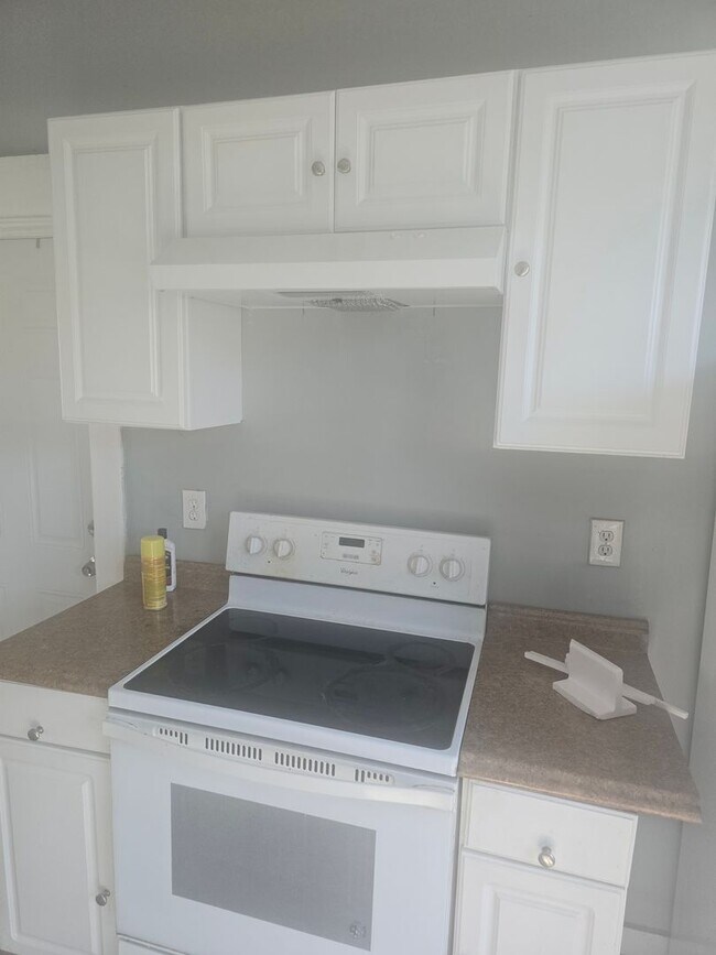 Building Photo - Three Bed 1 Bath Apartment for Rent!