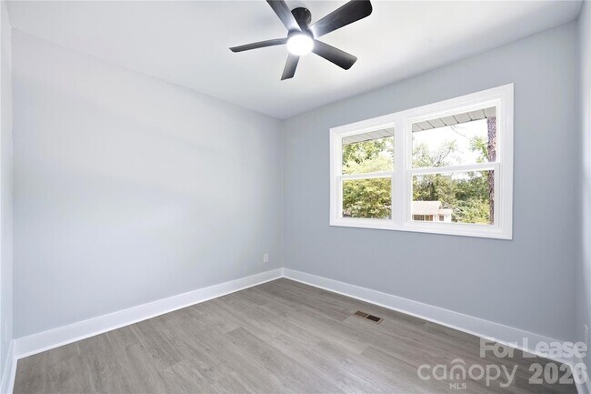 Building Photo - 553 Derrydowne Dr