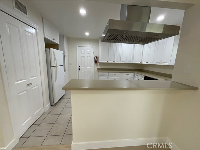 Building Photo - 2641 Santa Ana Ave